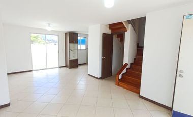 Hermosa Casa 84 m2 habitables, en Venta, POR ESTRENAR, con 3 Dormitorios, Parqueadero y Terraza, en Conjunto Exclusivo en Calderón.