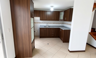 Hermosa Casa 84 m2 habitables, en Venta, POR ESTRENAR, con 3 Dormitorios, Parqueadero y Terraza, en Conjunto Exclusivo en Calderón.