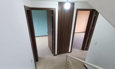 Hermosa Casa 84 m2 habitables, en Venta, POR ESTRENAR, con 3 Dormitorios, Parqueadero y Terraza, en Conjunto Exclusivo en Calderón.