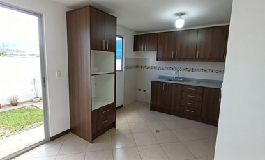 Hermosa Casa 84 m2 habitables, en Venta, POR ESTRENAR, con 3 Dormitorios, Parqueadero y Terraza, en Conjunto Exclusivo en Calderón.