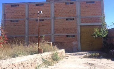 Bodega en renta Barrio de Tlaxcala, San Luis Potosí, 10 lugares de estacionamiento, 2 medios baños, a 3 cuadras de 20 de noviembre (av de la paz), a 1.5 km del centro vias de acceso av de la paz y acceso norte