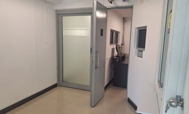 Oficina en Puerto Seco, cerca al aeropuerto Olaya Herrera, Medellín