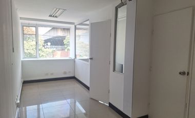 Oficina en Puerto Seco, cerca al aeropuerto Olaya Herrera, Medellín