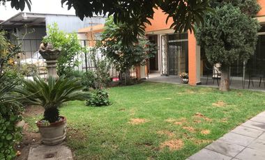 Innueble con Casa, Jardines, Oficinas Corporativas, Bodegas y Patio de maniobras