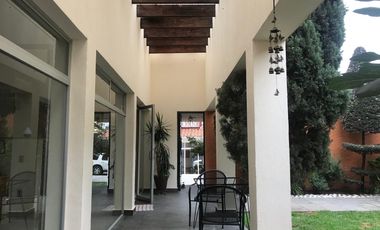 Innueble con Casa, Jardines, Oficinas Corporativas, Bodegas y Patio de maniobras