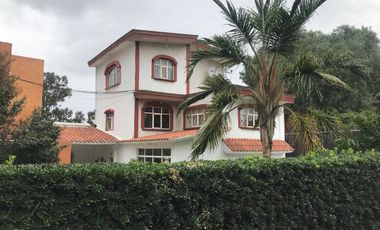 Innueble con Casa, Jardines, Oficinas Corporativas, Bodegas y Patio de maniobras