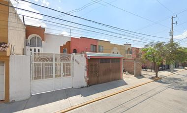 Casa en Col. Los Naranjos I, Celaya, Guanajuato, ¡Compra directa con el Banco, no se aceptan créditos!