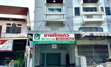 Commercial building for sale Renovated the whole house. Its like getting a new house. Guaranteed to be the cheapest in this area. Good location in the city Community area, near Nonthan Market ,near Bueng Kaen Nakhon, Khon Kaen
