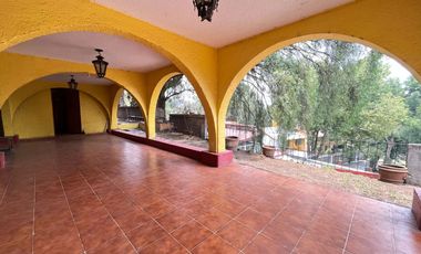 CASA ESTILO MEXICANO, CON AMPLIO JARDIN Y TERRAZA