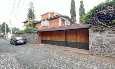 CASA ESTILO MEXICANO, CON AMPLIO JARDIN Y TERRAZA