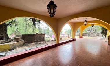 CASA ESTILO MEXICANO, CON AMPLIO JARDIN Y TERRAZA