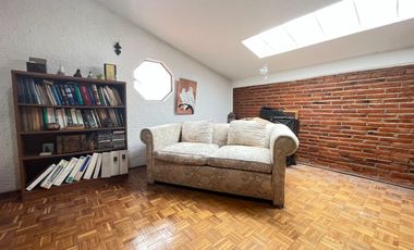 CASA ESTILO MEXICANO, CON AMPLIO JARDIN Y TERRAZA