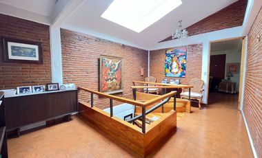 CASA ESTILO MEXICANO, CON AMPLIO JARDIN Y TERRAZA