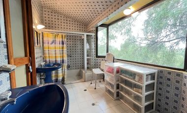 CASA ESTILO MEXICANO, CON AMPLIO JARDIN Y TERRAZA