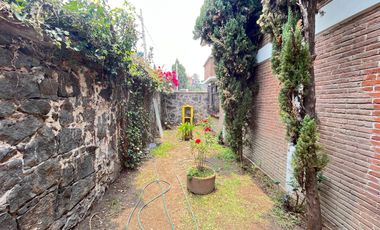 CASA ESTILO MEXICANO, CON AMPLIO JARDIN Y TERRAZA