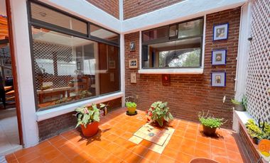 CASA ESTILO MEXICANO, CON AMPLIO JARDIN Y TERRAZA