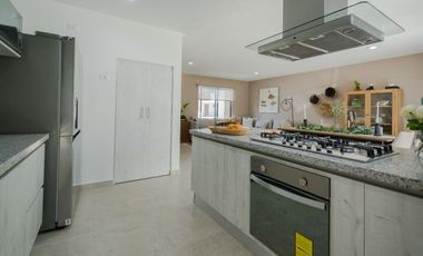 Casa de 3 Recámaras con 3.5 Baños a 12 Minutos de los Arcos de Querétaro.