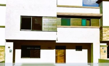 Casa de 3 Recámaras con 3.5 Baños a 12 Minutos de los Arcos de Querétaro.