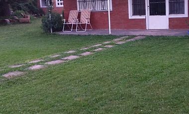 Chalet con dos locales al frente