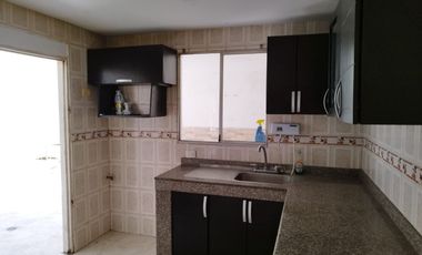 CASA EN LOS ROBLES