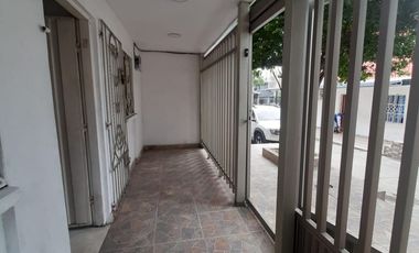 CASA EN LOS ROBLES