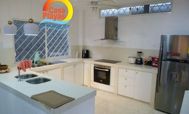 Casa Grande y Nueva de Venta en Playas, Barrio Las Brisas, Calle Asfaltada