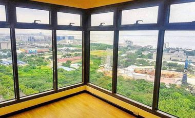 2 Bedroom Condo with Balcony facing Manila Bay 1.3M Discount near MOA Entertainment City