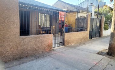 oportunidad para invercion, casa aislada en La cisterna, barrio recidencial con departamentos interiores