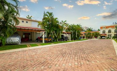 Casa Remodelada con Muelle en Renta, Isla Dorada Residencial, Cancún.