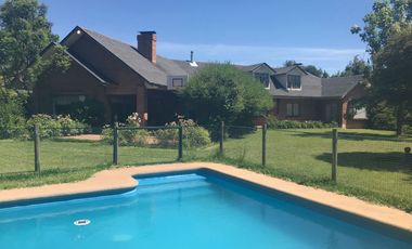 Se vende casa solida de 497m2 en parcela de 10.000m2. Privilegiada ubicación en la entrada Zapallar, Curicó