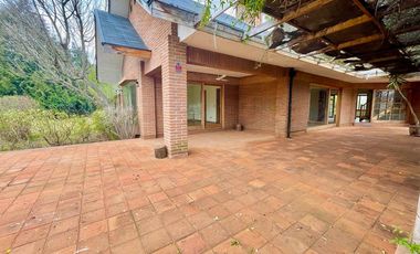 Se vende casa solida de 497m2 en parcela de 10.000m2. Privilegiada ubicación en la entrada Zapallar, Curicó