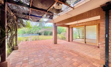 Se vende casa solida de 497m2 en parcela de 10.000m2. Privilegiada ubicación en la entrada Zapallar, Curicó