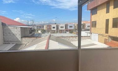 Casa en venta 2 departamentos, sector Cuatro Esquinas Ricaurte