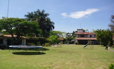 En VENTA hermosa casa con un terreno de 4,256 mts. en Huertos del LLano, Morelos.