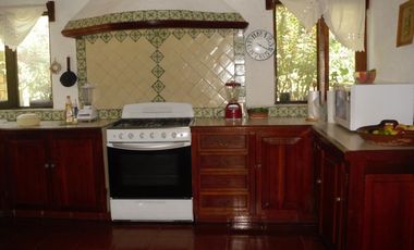 En VENTA hermosa casa con un terreno de 4,256 mts. en Huertos del LLano, Morelos.