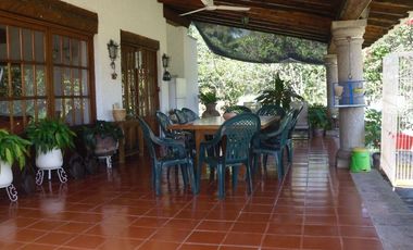 En VENTA hermosa casa con un terreno de 4,256 mts. en Huertos del LLano, Morelos.