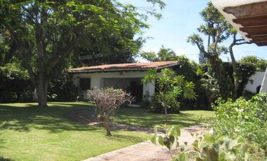 En VENTA hermosa casa con un terreno de 4,256 mts. en Huertos del LLano, Morelos.