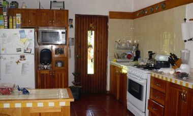 En VENTA hermosa casa con un terreno de 4,256 mts. en Huertos del LLano, Morelos.