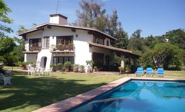 En VENTA hermosa casa con un terreno de 4,256 mts. en Huertos del LLano, Morelos.