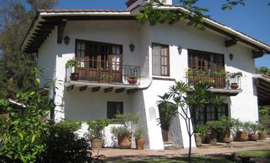 En VENTA hermosa casa con un terreno de 4,256 mts. en Huertos del LLano, Morelos.