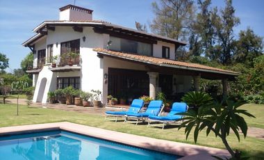 En VENTA hermosa casa con un terreno de 4,256 mts. en Huertos del LLano, Morelos.
