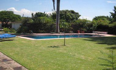En VENTA hermosa casa con un terreno de 4,256 mts. en Huertos del LLano, Morelos.