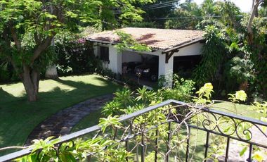 En VENTA hermosa casa con un terreno de 4,256 mts. en Huertos del LLano, Morelos.