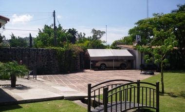 En VENTA hermosa casa con un terreno de 4,256 mts. en Huertos del LLano, Morelos.