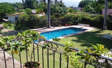 En VENTA hermosa casa con un terreno de 4,256 mts. en Huertos del LLano, Morelos.