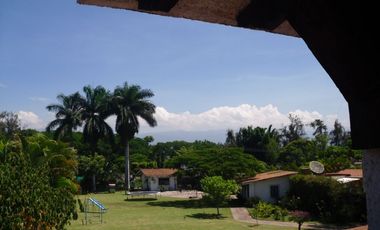 En VENTA hermosa casa con un terreno de 4,256 mts. en Huertos del LLano, Morelos.