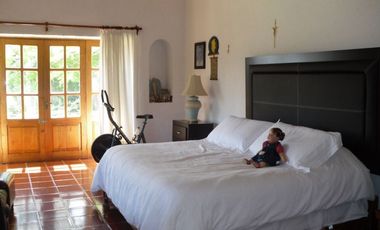 En VENTA hermosa casa con un terreno de 4,256 mts. en Huertos del LLano, Morelos.