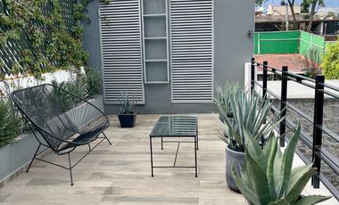 Moderna e iluminada casa sola en calle tranquila