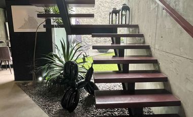 Moderna e iluminada casa sola en calle tranquila