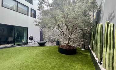 Moderna e iluminada casa sola en calle tranquila